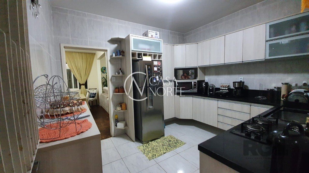 Casa à venda com 3 quartos, 210m², 1 suíte, 4 vagas, Rua dos Guenoas no bairro Guarujá em Porto Alegre