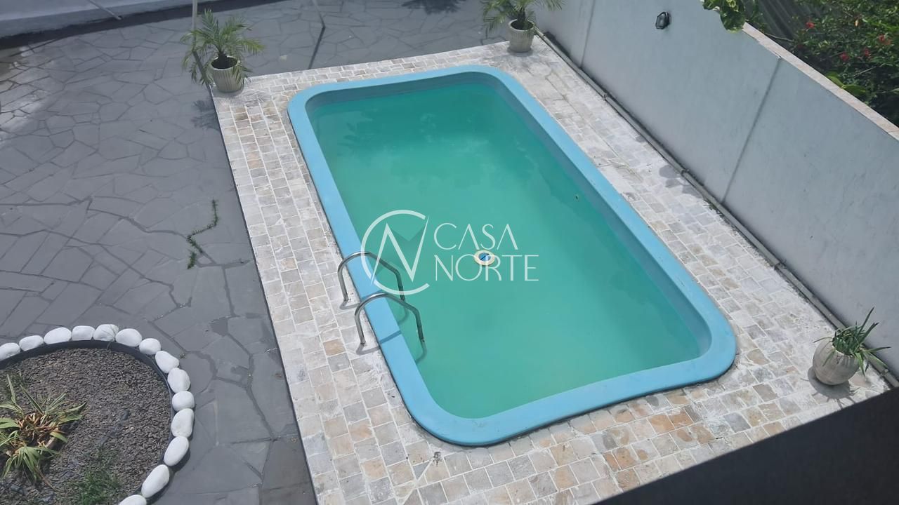 Casa à venda com 3 quartos, 320m², 1 suíte, 3 vagas, Rua Professor Leonardo Tochtrop no bairro Ipanema em Porto Alegre