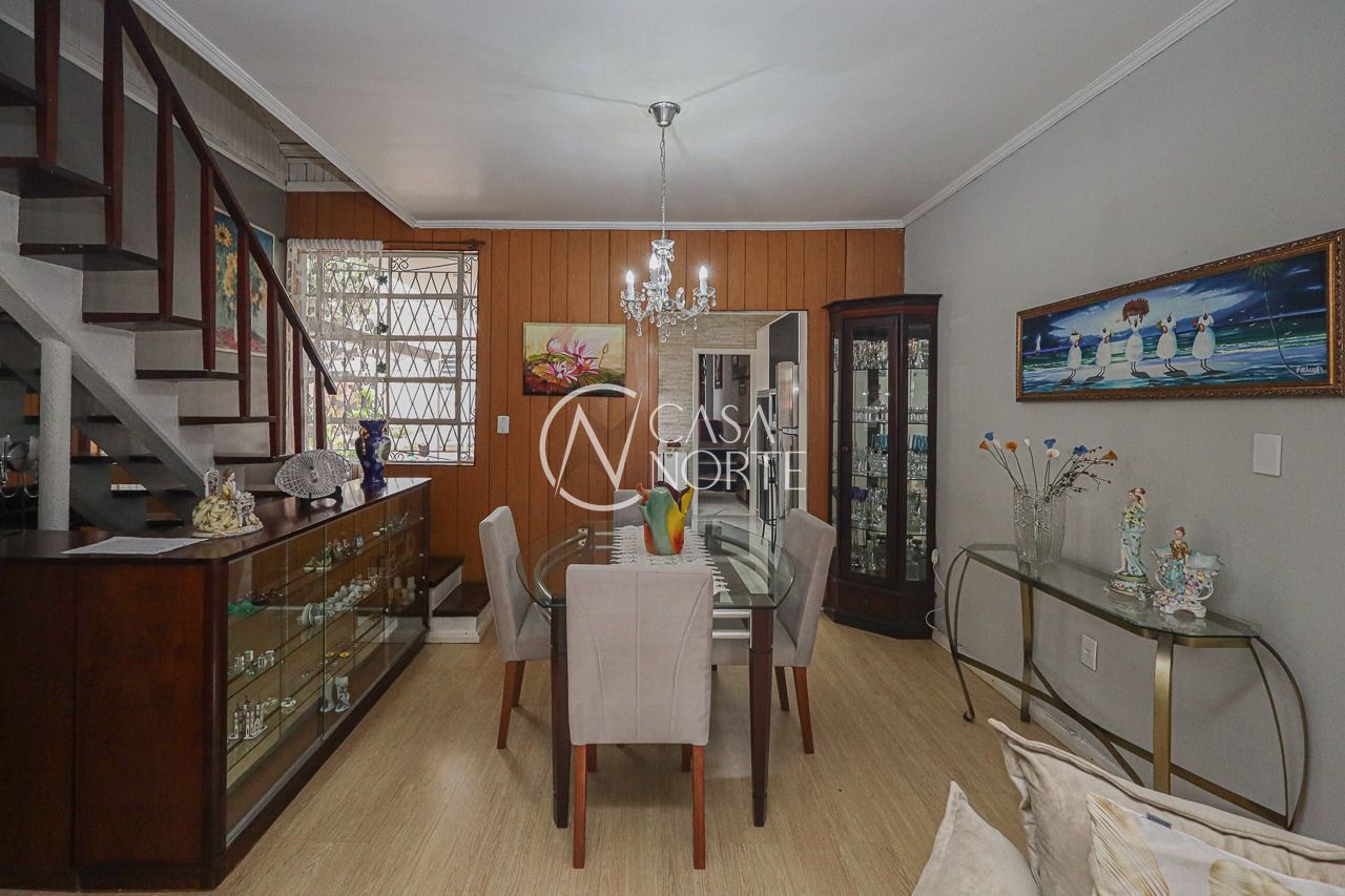 Casa à venda com 3 quartos, 166m², 1 suíte, 2 vagas, Rua Vinte e Quatro de Junho no bairro Passo da Areia em Porto Alegre