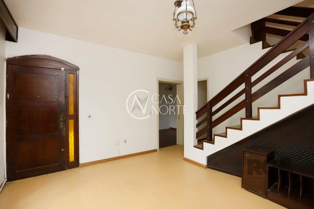 Casa à venda com 5 quartos, 230m², 1 suíte, 4 vagas, Rua Fátima no bairro Partenon em Porto Alegre