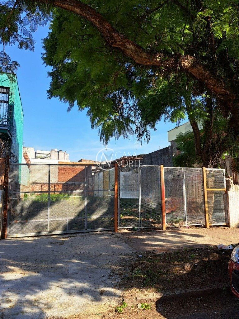 Terreno à venda  com 306m², Rua Buarque de Macedo no bairro São Geraldo em Porto Alegre