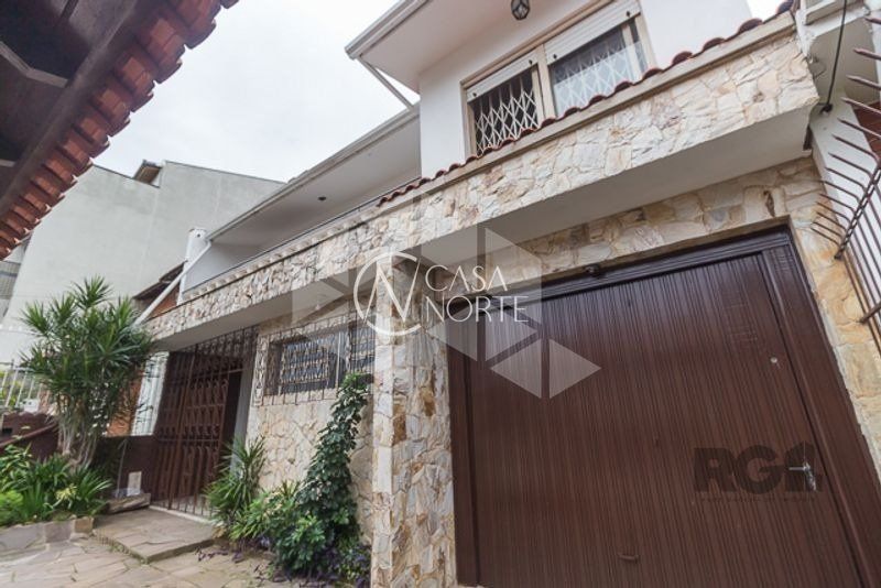 Casa à venda com 4 quartos, 280m², 1 suíte, 2 vagas, Rua Matias José Bins no bairro Chácara das Pedras em Porto Alegre