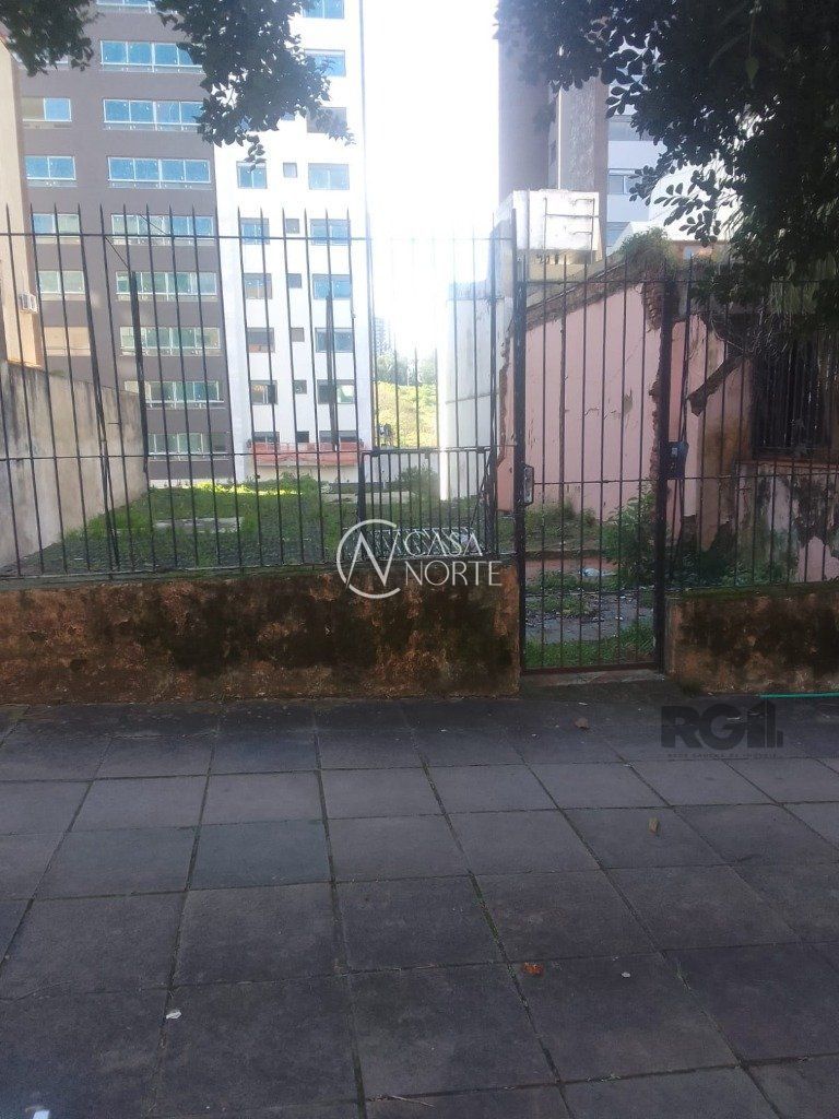 Terreno à venda  com 330m², Rua Professor Ivo Corseuil no bairro Petrópolis em Porto Alegre