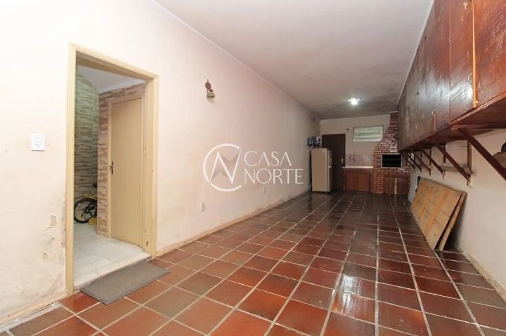 Sobrado à venda com 3 quartos, 223m², 1 suíte, 2 vagas, Avenida João Wallig no bairro Passo da Areia em Porto Alegre