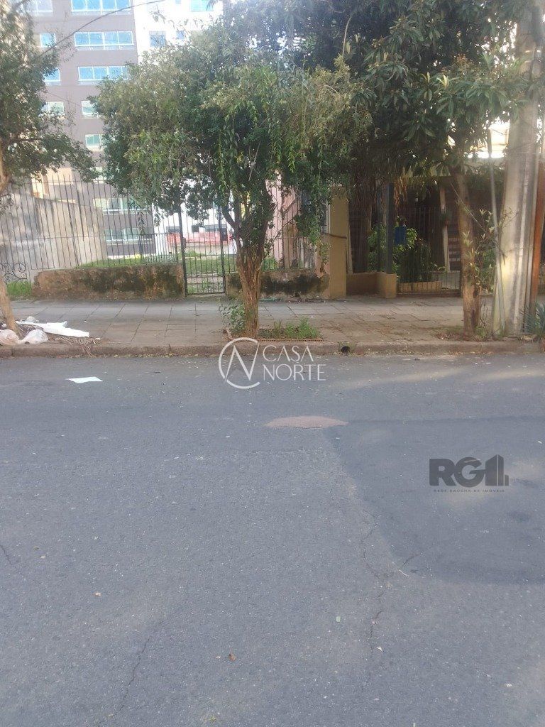 Terreno à venda  com 330m², Rua Professor Ivo Corseuil no bairro Petrópolis em Porto Alegre