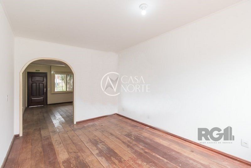 Casa à venda com 4 quartos, 280m², 1 suíte, 2 vagas, Rua Matias José Bins no bairro Chácara das Pedras em Porto Alegre