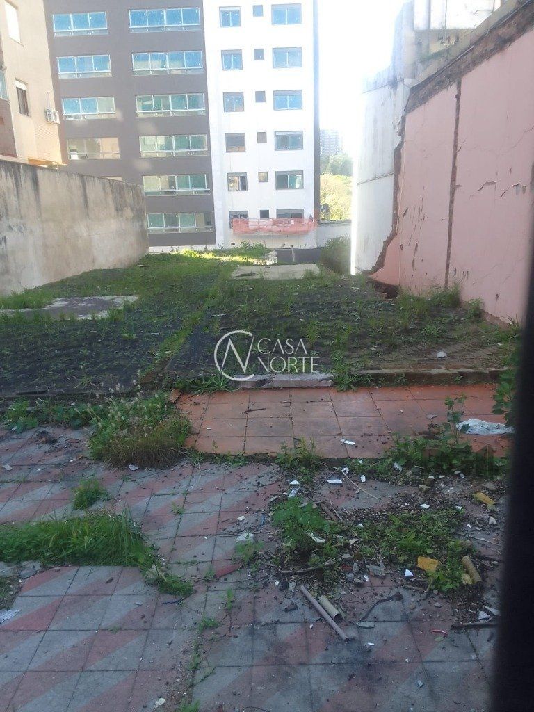 Terreno à venda  com 330m², Rua Professor Ivo Corseuil no bairro Petrópolis em Porto Alegre
