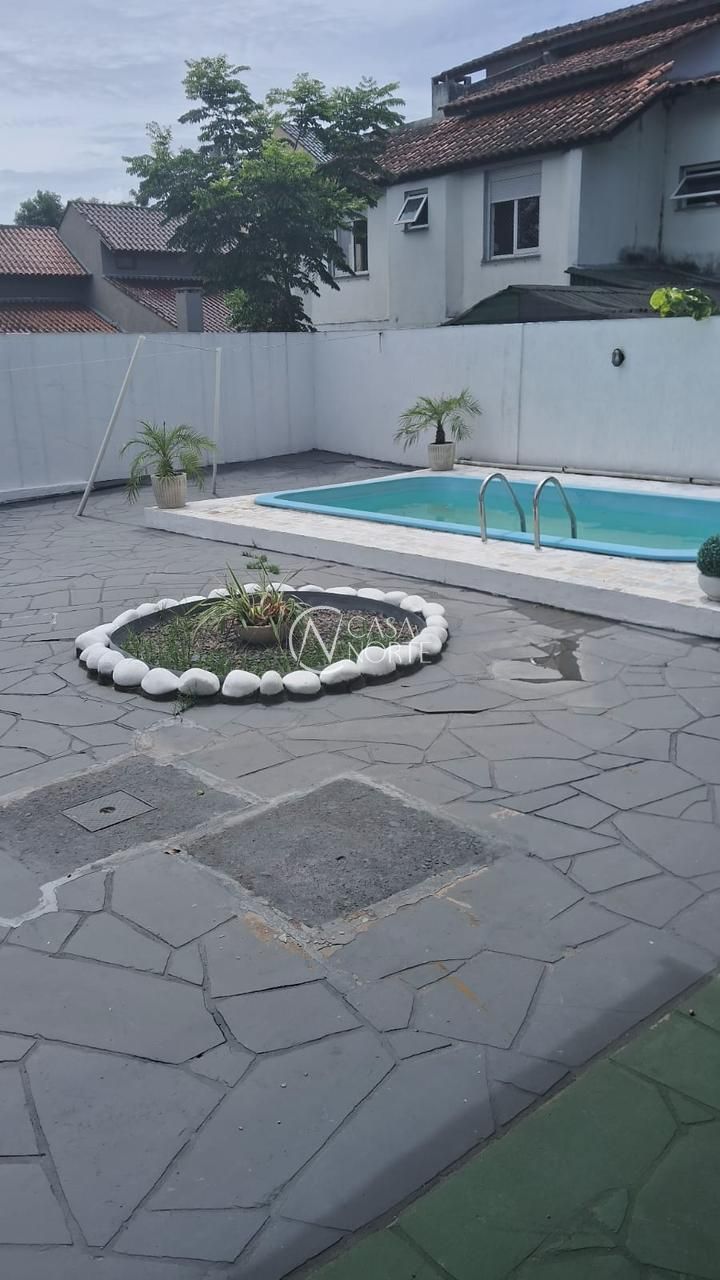 Casa à venda com 3 quartos, 320m², 1 suíte, 3 vagas, Rua Professor Leonardo Tochtrop no bairro Ipanema em Porto Alegre