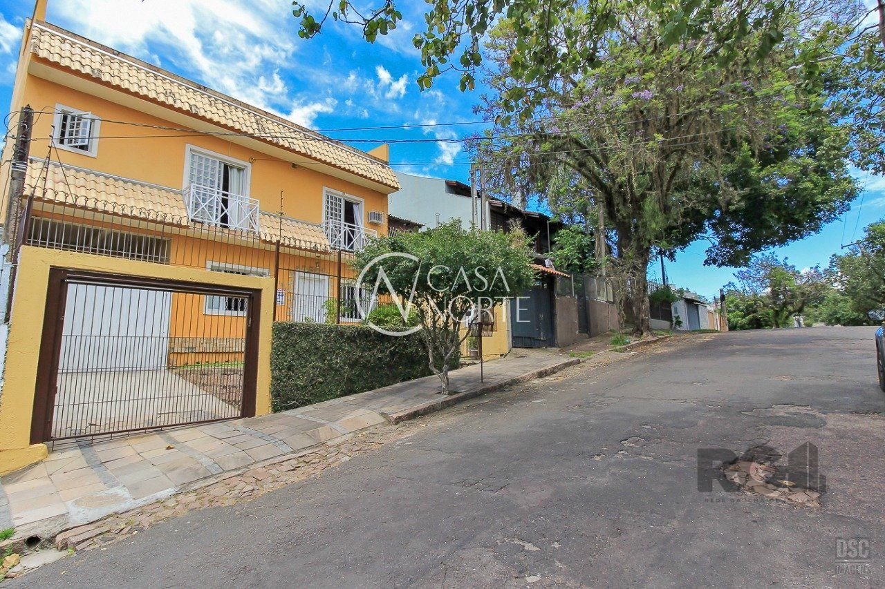 Casa à venda com 3 quartos, 237m², 1 suíte, 3 vagas, Rua Landel de Moura no bairro Tristeza em Porto Alegre