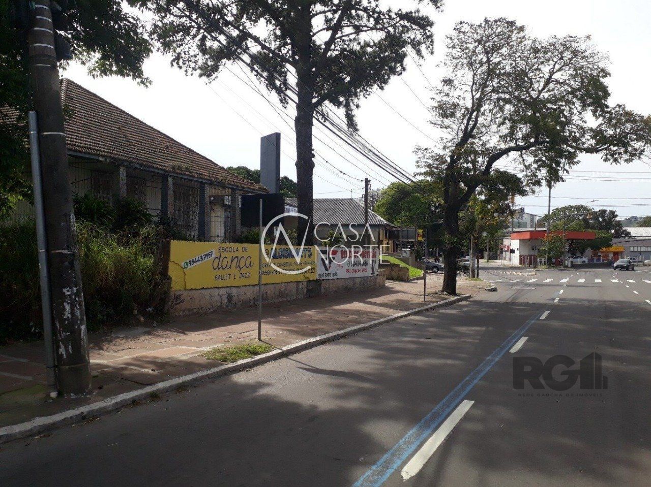 Casa à venda com 5 quartos, 1000m², 2 suítes, 5 vagas, Avenida da Cavalhada no bairro Cavalhada em Porto Alegre