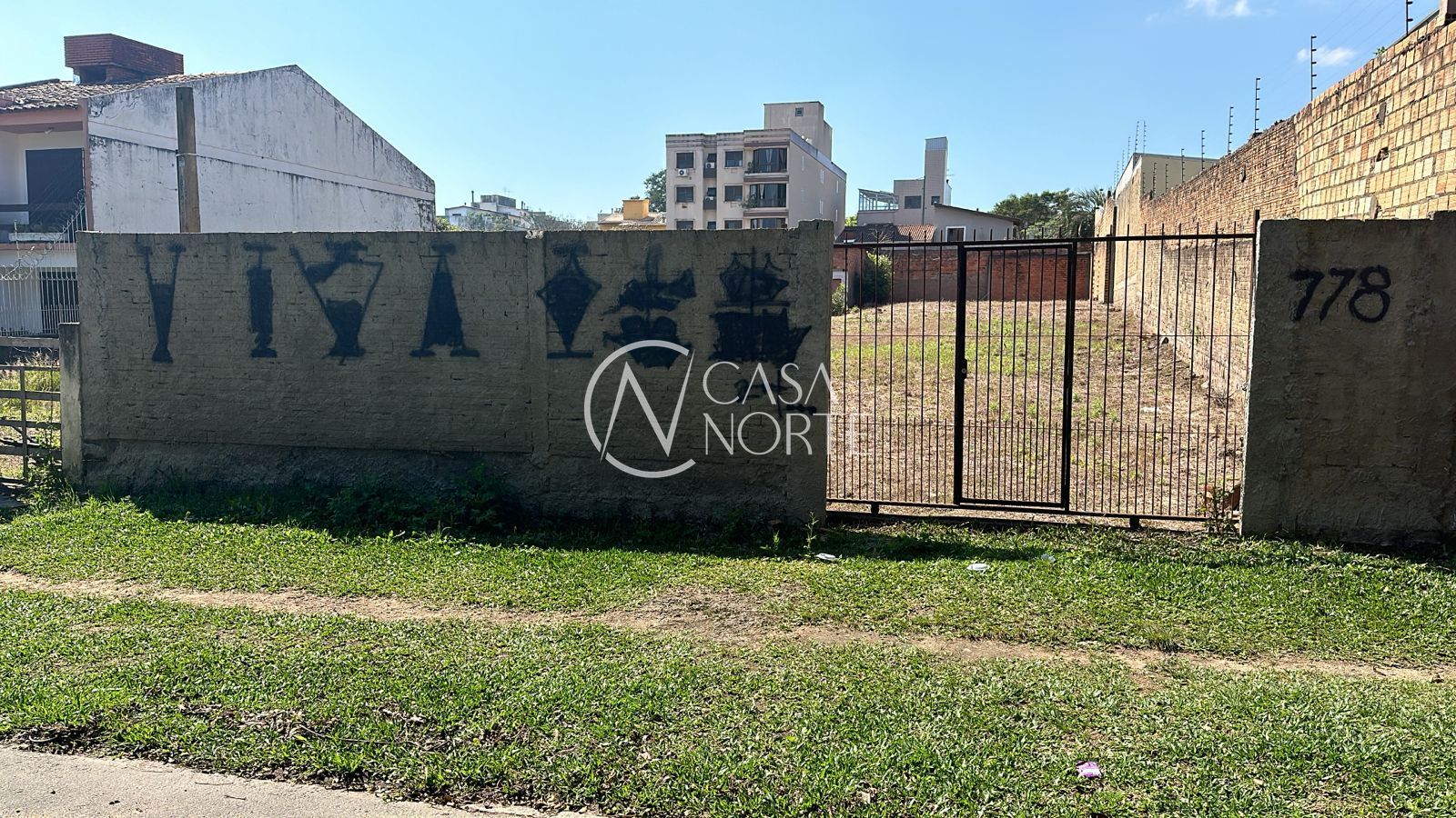 Terreno à venda  com 550m², Rua Upamaroti no bairro Cristal em Porto Alegre