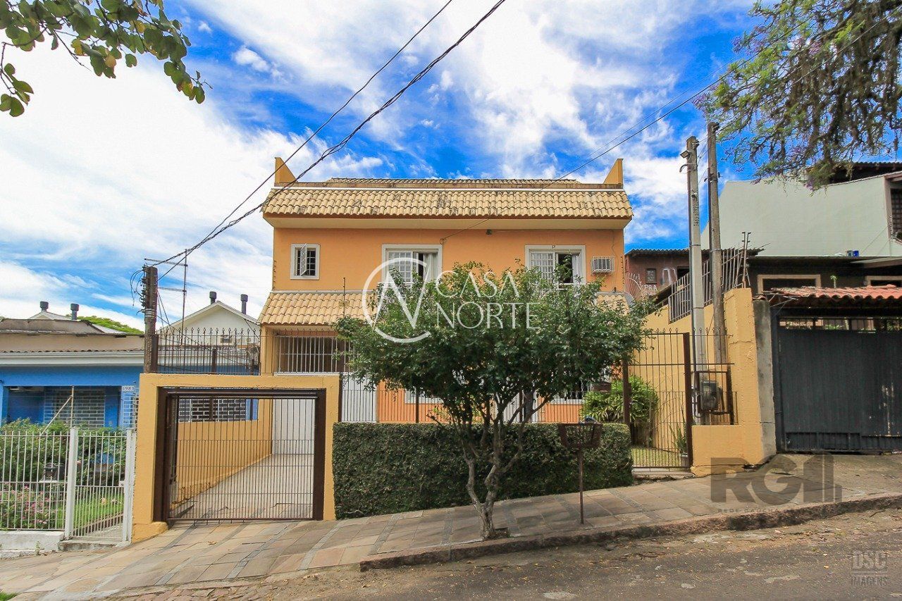 Casa à venda com 3 quartos, 237m², 1 suíte, 3 vagas, Rua Landel de Moura no bairro Tristeza em Porto Alegre