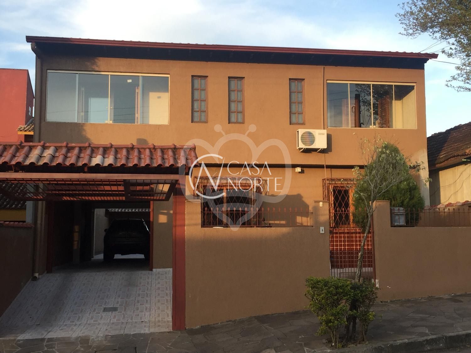 Casa à venda com 4 quartos, 265m², 5 vagas, Rua Adroaldo Novo Correa no bairro Cavalhada em Porto Alegre