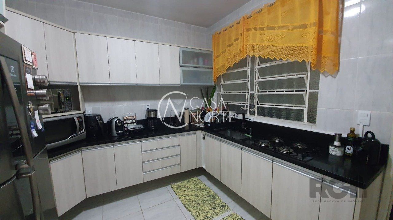 Casa à venda com 3 quartos, 210m², 1 suíte, 4 vagas, Rua dos Guenoas no bairro Guarujá em Porto Alegre