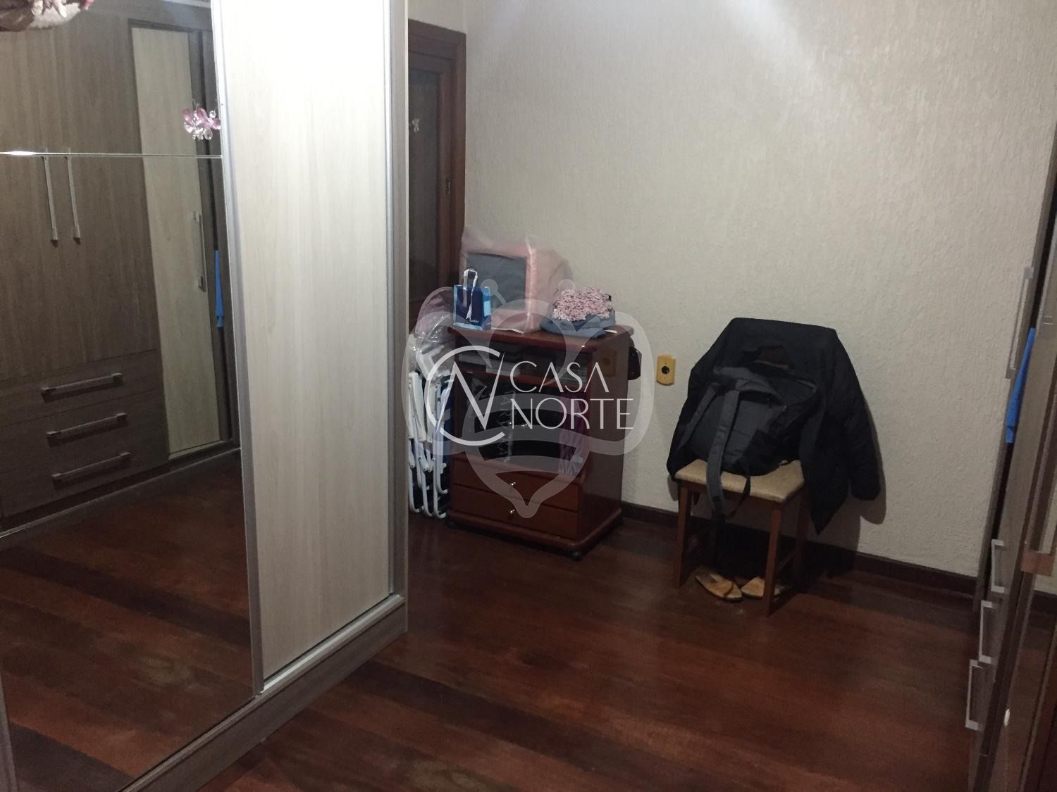 Casa à venda com 4 quartos, 265m², 5 vagas, Rua Adroaldo Novo Correa no bairro Cavalhada em Porto Alegre