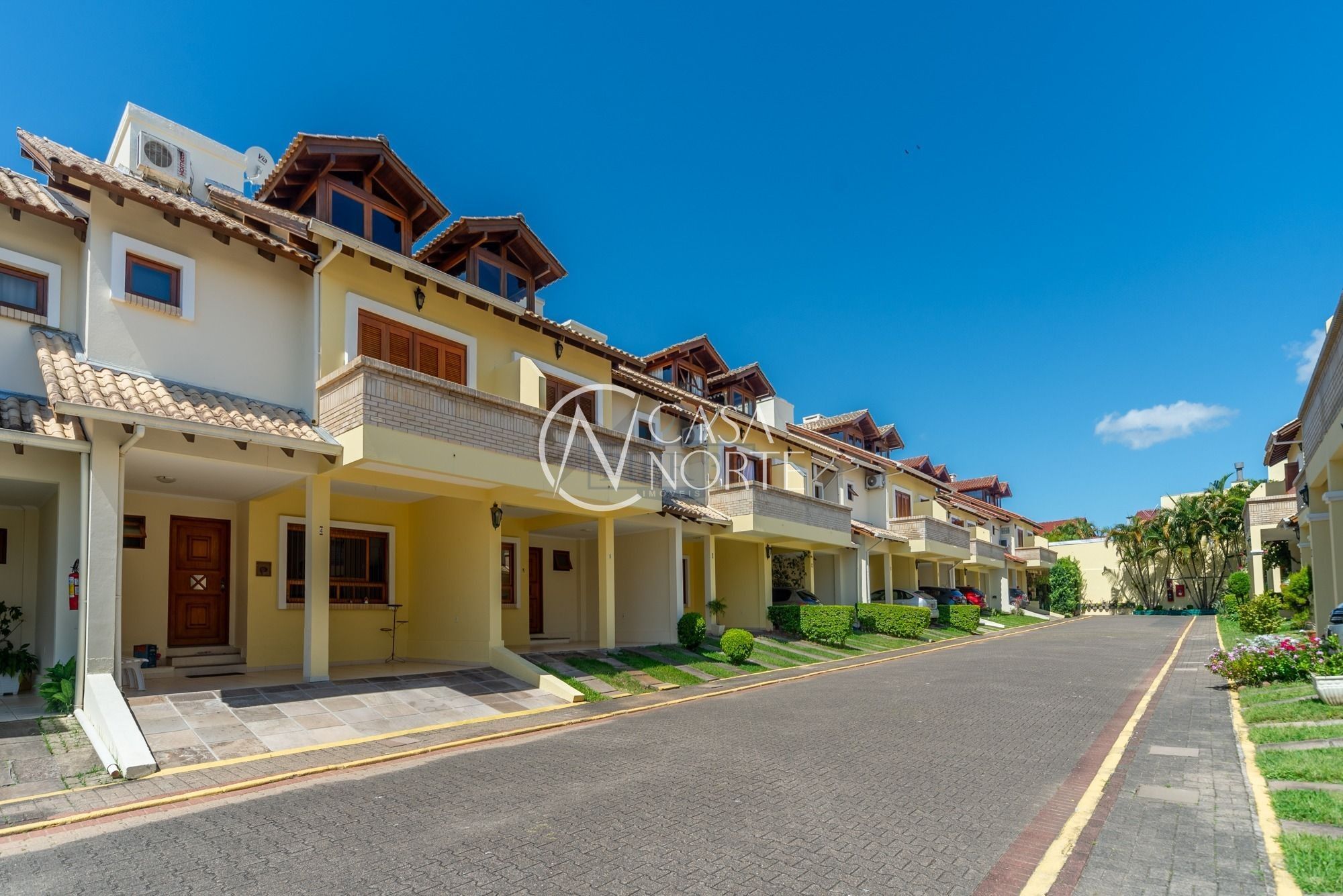 Casa de Condomínio à venda com 3 quartos, 192m², 1 suíte, 2 vagas, Avenida Eduardo Prado no bairro Cavalhada em Porto Alegre