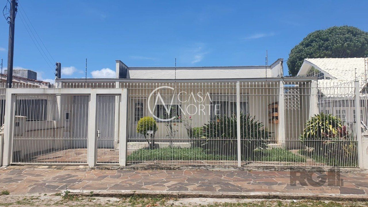 Casa à venda com 3 quartos, 210m², 1 suíte, 4 vagas, Rua dos Guenoas no bairro Guarujá em Porto Alegre