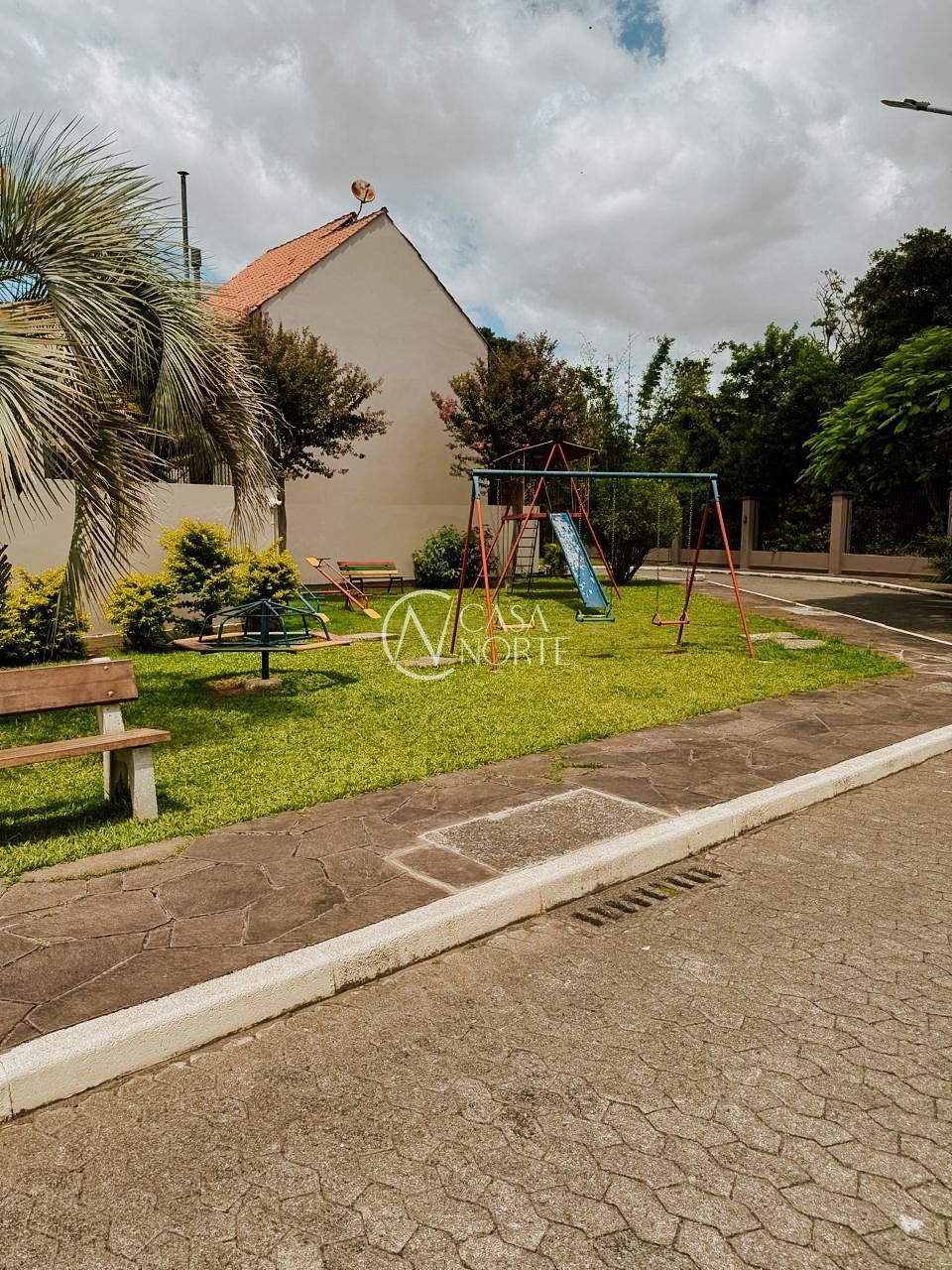 Casa de Condomínio à venda com 3 quartos, 234m², 1 suíte, 2 vagas, Avenida Orleaes no bairro Guarujá em Porto Alegre