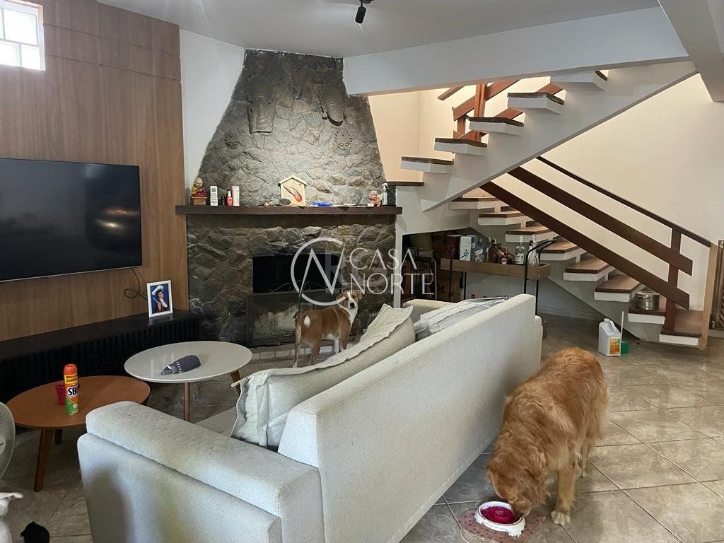 Casa à venda com 4 quartos, 198m², 2 suítes, 4 vagas, Rua Porto Calvo no bairro Ipanema em Porto Alegre