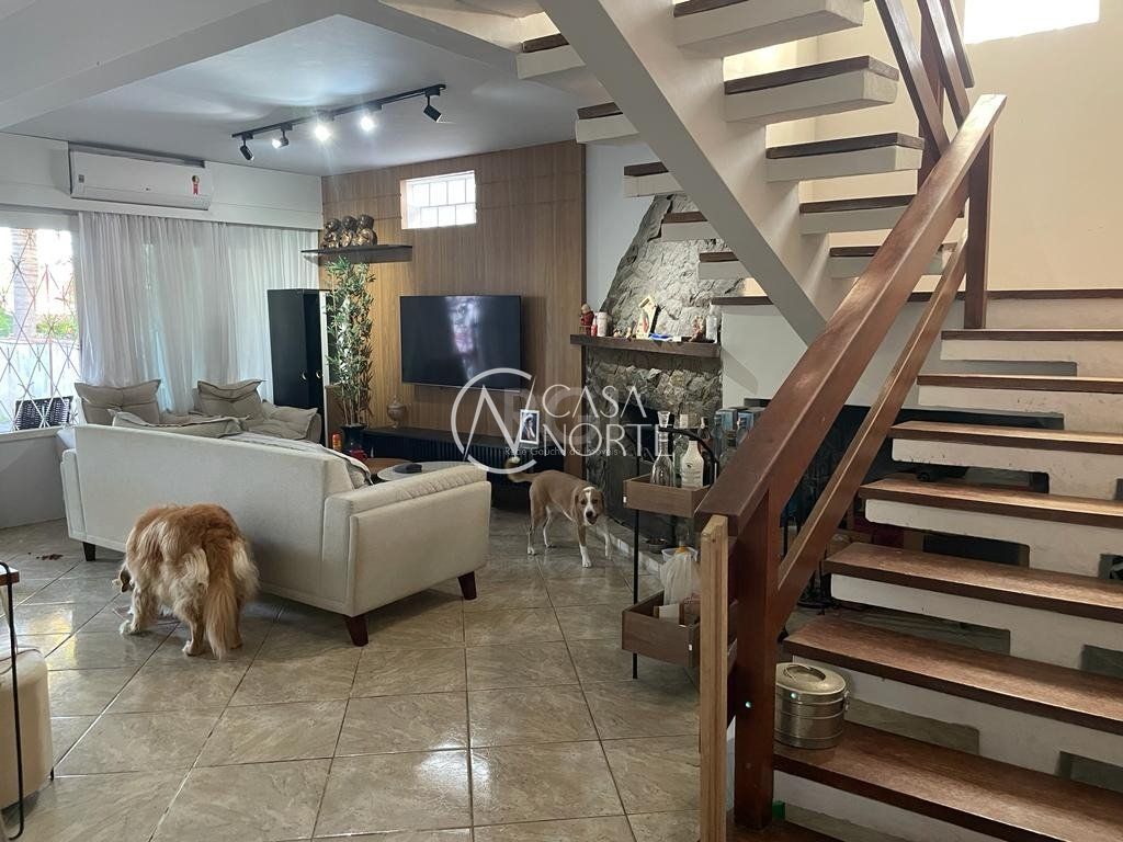 Casa à venda com 4 quartos, 198m², 2 suítes, 4 vagas, Rua Porto Calvo no bairro Ipanema em Porto Alegre