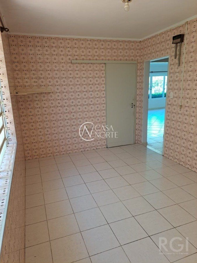 Casa à venda com 3 quartos, 180m², 1 suíte, 2 vagas, Rua Paulo Blaschke no bairro Jardim Itu em Porto Alegre