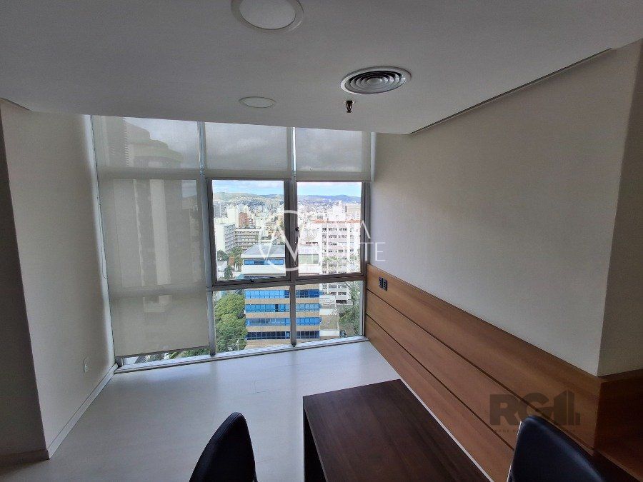Sala Comercial à venda com 1 quarto, 33m², 1 vaga, Rua Vinte e Quatro de Outubro no bairro Moinhos de Vento em Porto Alegre