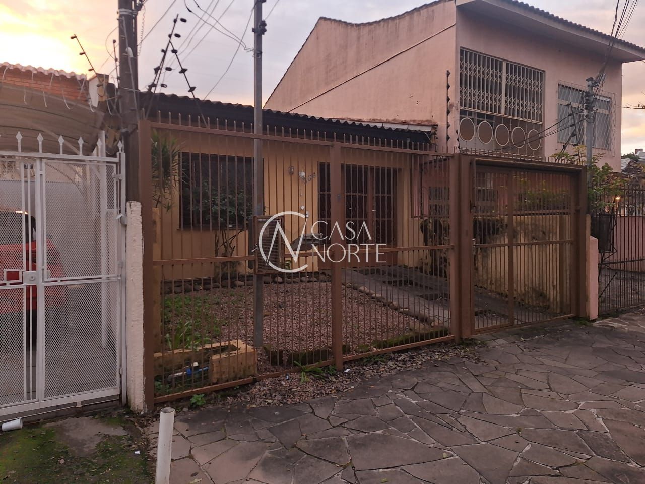 Casa à venda com 2 quartos, 104m², 2 vagas, Rua Machado de Assis no bairro Partenon em Porto Alegre