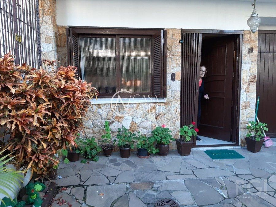 Casa à venda com 4 quartos, 136m², 2 vagas, Rua Giordano Bruno no bairro Rio Branco em Porto Alegre