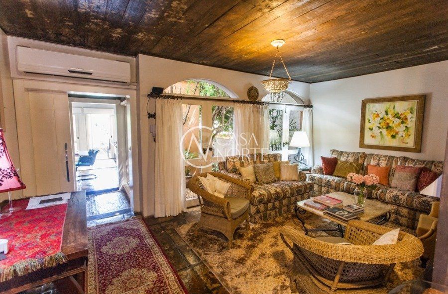 Casa à venda com 3 quartos, 400m², 1 suíte, 5 vagas, Avenida Jacui no bairro Cristal em Porto Alegre