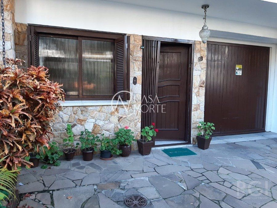 Casa à venda com 4 quartos, 136m², 2 vagas, Rua Giordano Bruno no bairro Rio Branco em Porto Alegre