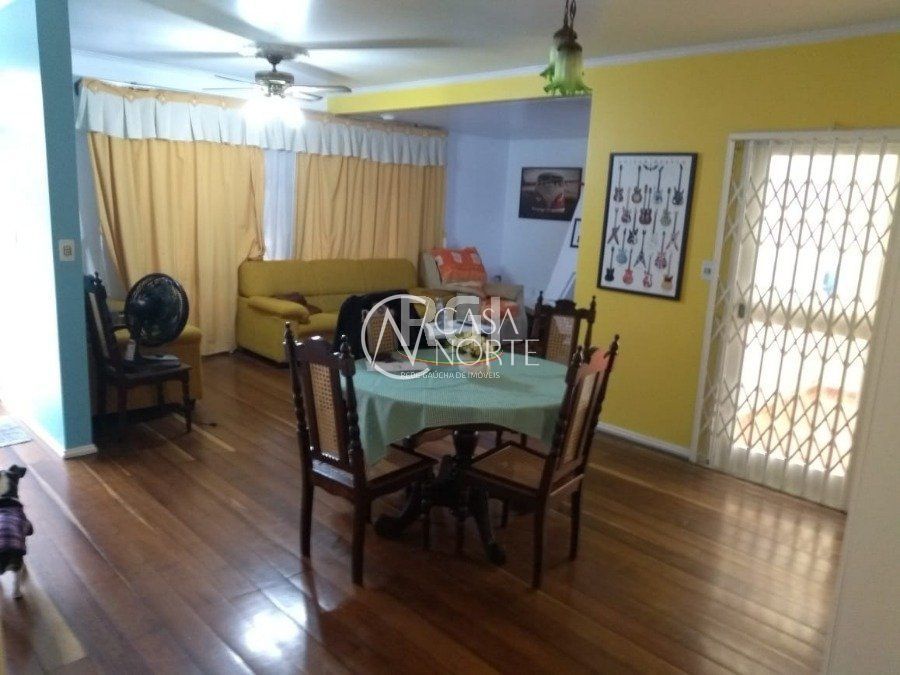 Casa à venda com 3 quartos, 298m², 1 suíte, 2 vagas, Rua São Mateus no bairro Jardim do Salso em Porto Alegre