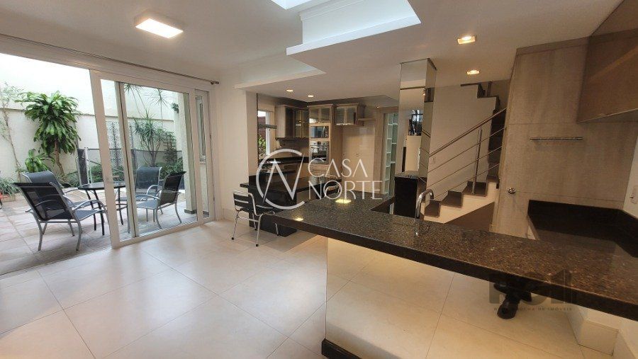 Casa à venda com 4 quartos, 250m², 2 suítes, 4 vagas, Avenida José Gertum no bairro Chácara das Pedras em Porto Alegre