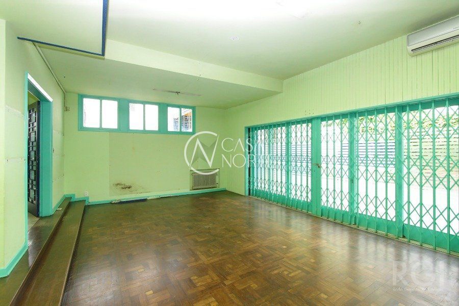 Casa à venda com 5 quartos, 400m², 1 suíte, 4 vagas, Rua Coronel Paulino Teixeira no bairro Rio Branco em Porto Alegre