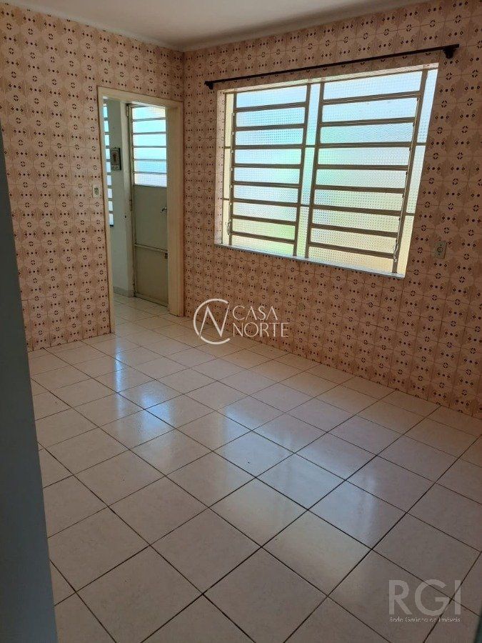 Casa à venda com 3 quartos, 180m², 1 suíte, 2 vagas, Rua Paulo Blaschke no bairro Jardim Itu em Porto Alegre