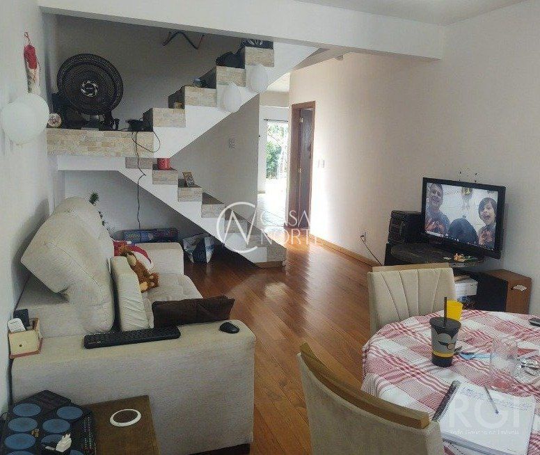 Casa à venda com 2 quartos, 120m², 4 vagas, Travessa Chateaubriand no bairro Passo das Pedras em Porto Alegre