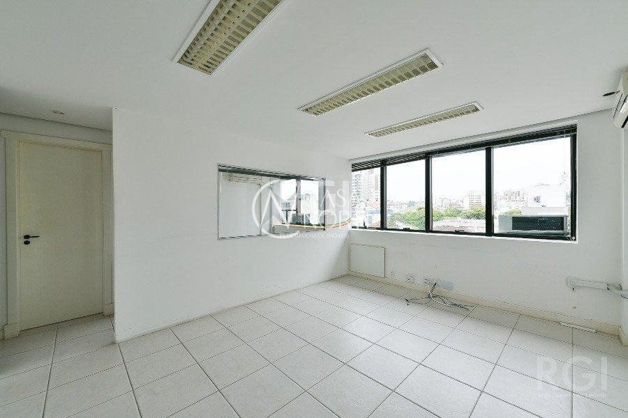 Sala Comercial à venda , 153m², 1 vaga, Avenida Taquara no bairro Petrópolis em Porto Alegre