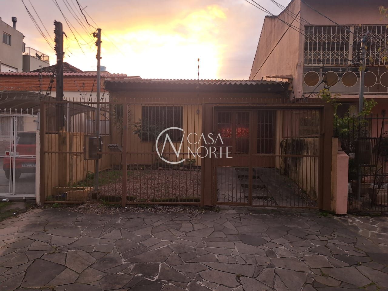 Casa à venda com 2 quartos, 104m², 2 vagas, Rua Machado de Assis no bairro Partenon em Porto Alegre