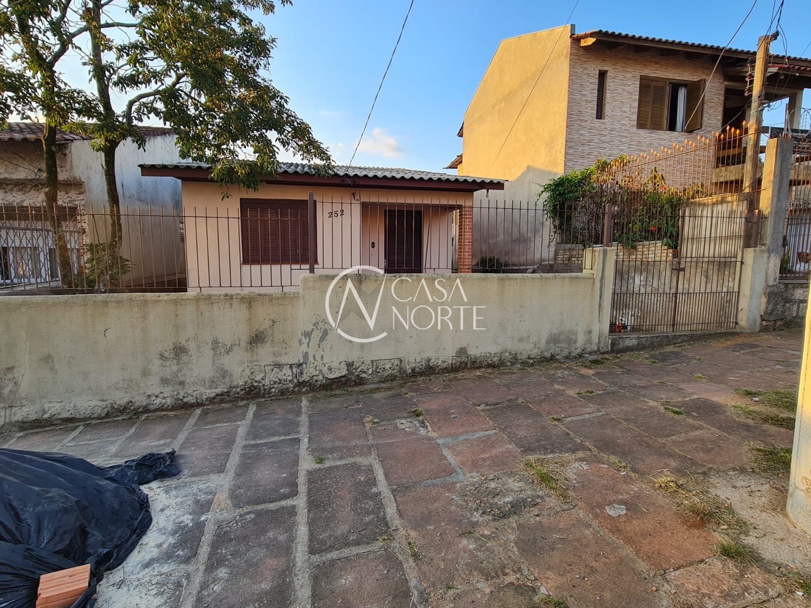 Casa à venda com 3 quartos, 76m², 1 vaga, Rua Ernesto Dornelles no bairro Jardim Carvalho em Porto Alegre