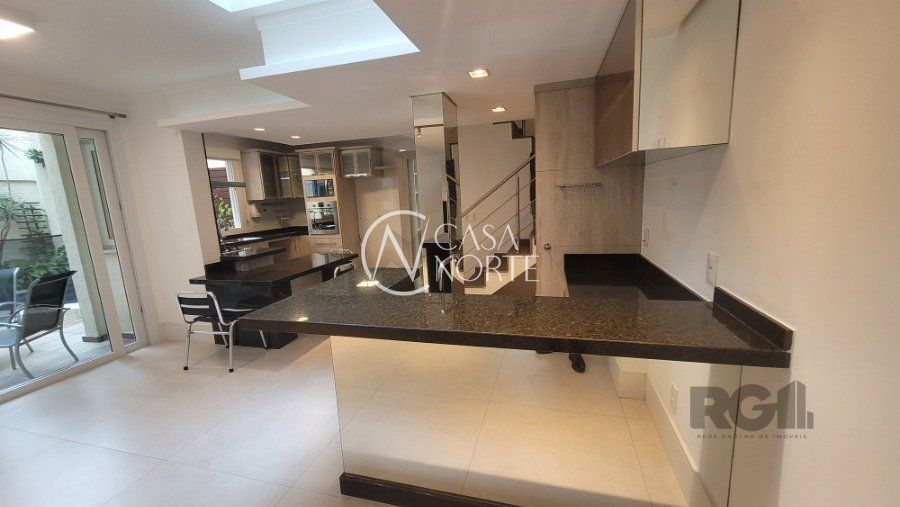 Casa à venda com 4 quartos, 250m², 2 suítes, 4 vagas, Avenida José Gertum no bairro Chácara das Pedras em Porto Alegre