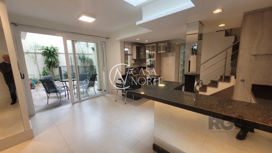 Casa à venda com 4 quartos, 250m², 2 suítes, 4 vagas, Avenida José Gertum no bairro Chácara das Pedras em Porto Alegre