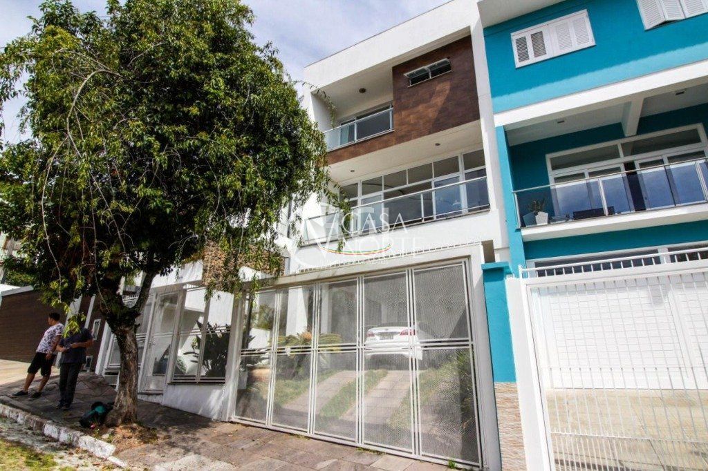 Casa à venda com 3 quartos, 300m², 1 suíte, 4 vagas, Rua Pedro Carneiro Pereira no bairro Teresópolis em Porto Alegre