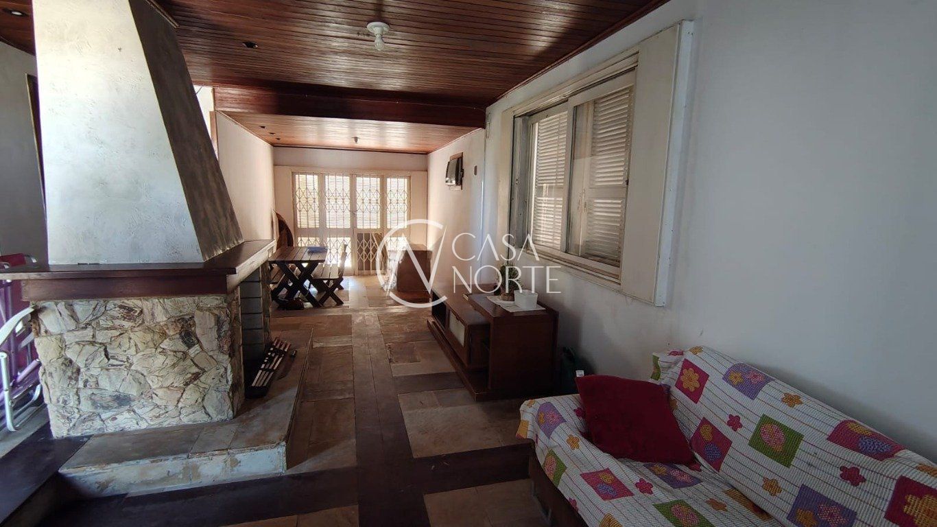 Casa à venda com 3 quartos, 277m², 1 suíte, 3 vagas, Rua Amapá no bairro Vila Nova em Porto Alegre