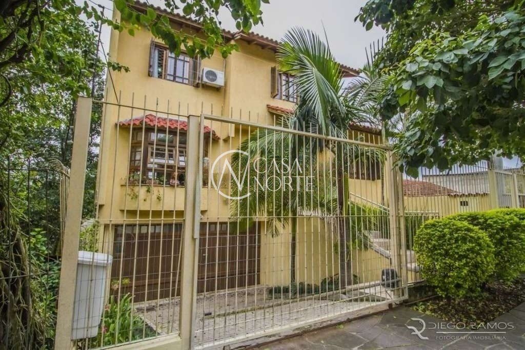 Casa à venda com 4 quartos, 222m², 1 suíte, 3 vagas, Rua Caieira no bairro Medianeira em Porto Alegre