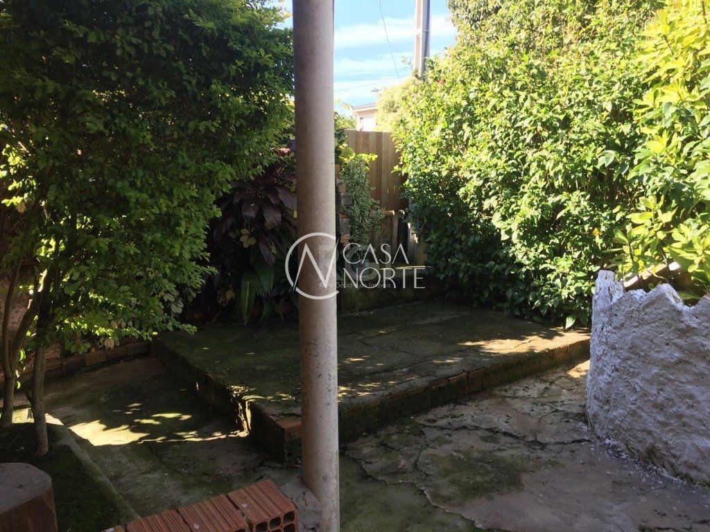 Casa à venda com 3 quartos, 74m², 2 vagas, Rua Cangussu no bairro Nonoai em Porto Alegre