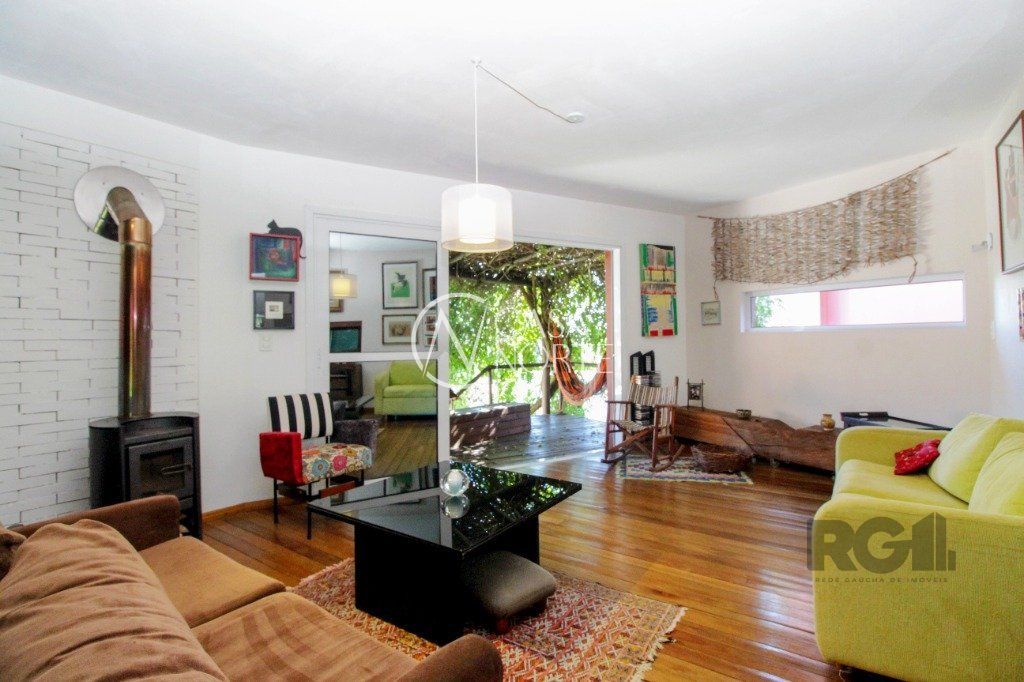 Casa à venda com 3 quartos, 193m², 1 vaga, Rua Fernando Osório no bairro Teresópolis em Porto Alegre