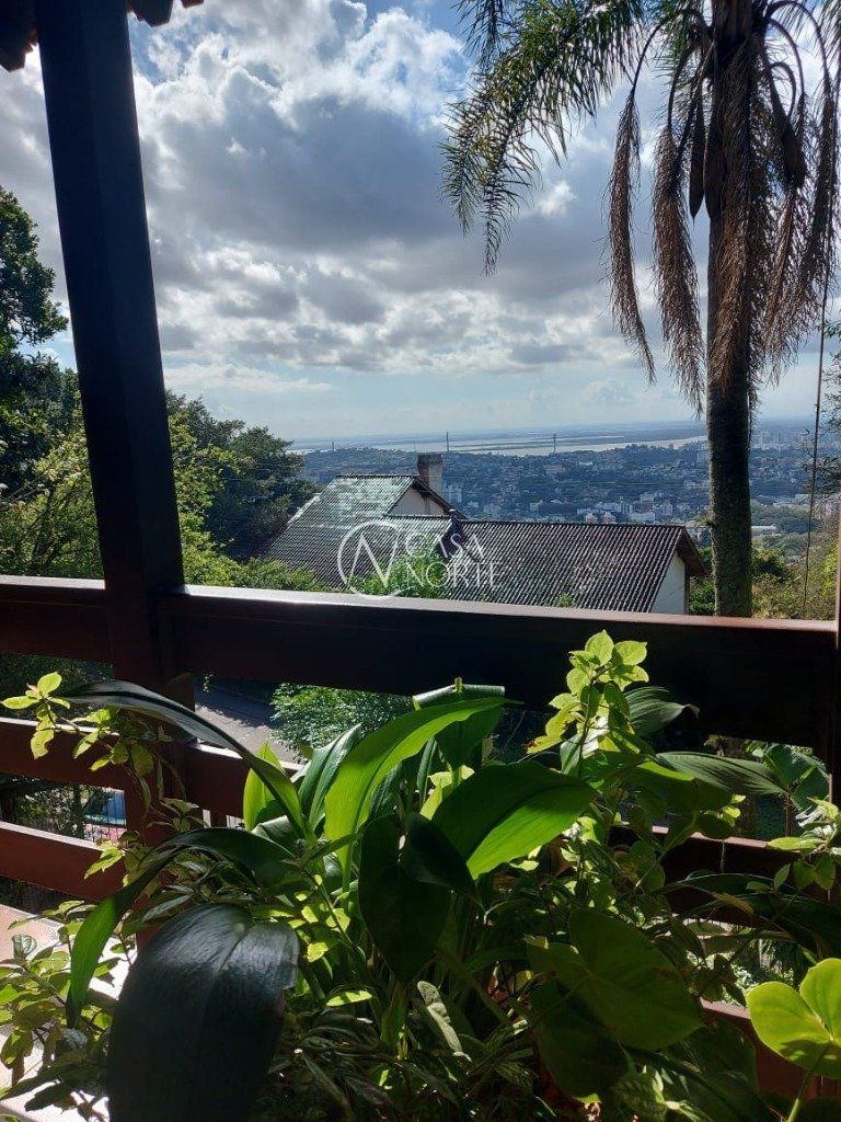 Casa à venda com 4 quartos, 400m², 1 suíte, 4 vagas, Rua Fernando Osorio no bairro Teresópolis em Porto Alegre