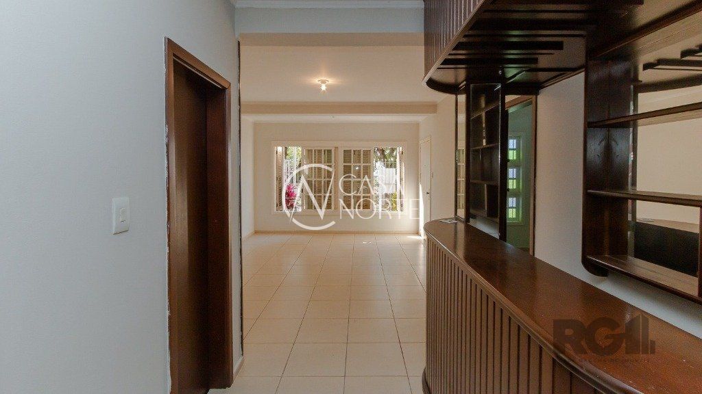 Casa à venda com 4 quartos, 235m², 1 suíte, 4 vagas, Rua Aldrovando Leão no bairro Vila Jardim em Porto Alegre