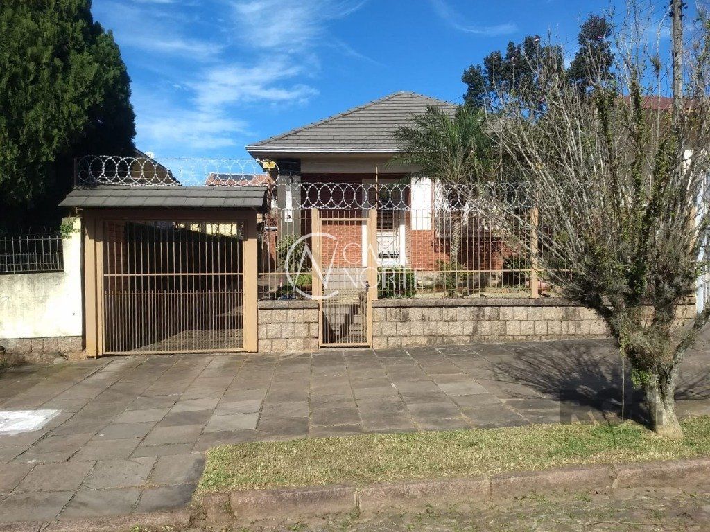 Casa à venda com 3 quartos, 168m², 3 vagas, Rua Frederico Etzberger no bairro Nonoai em Porto Alegre