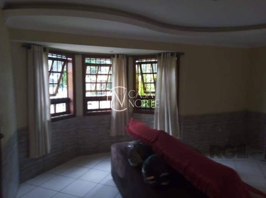 Casa à venda com 3 quartos, 178m², 1 suíte, 3 vagas, Rua Dinarte de Albuquerque no bairro Parque Santa Fé em Porto Alegre