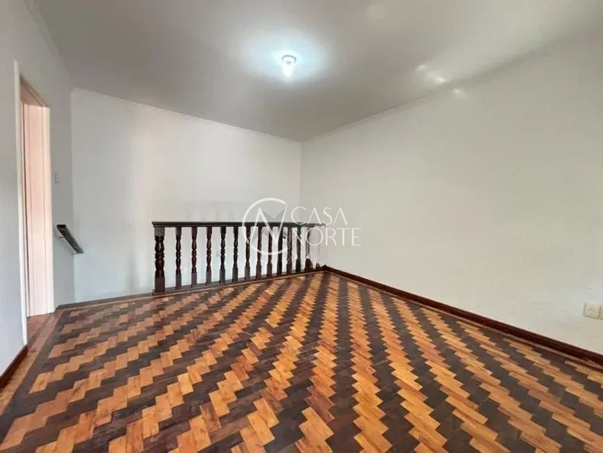 Casa à venda com 3 quartos, 298m², 2 vagas, Rua Caieira no bairro Medianeira em Porto Alegre